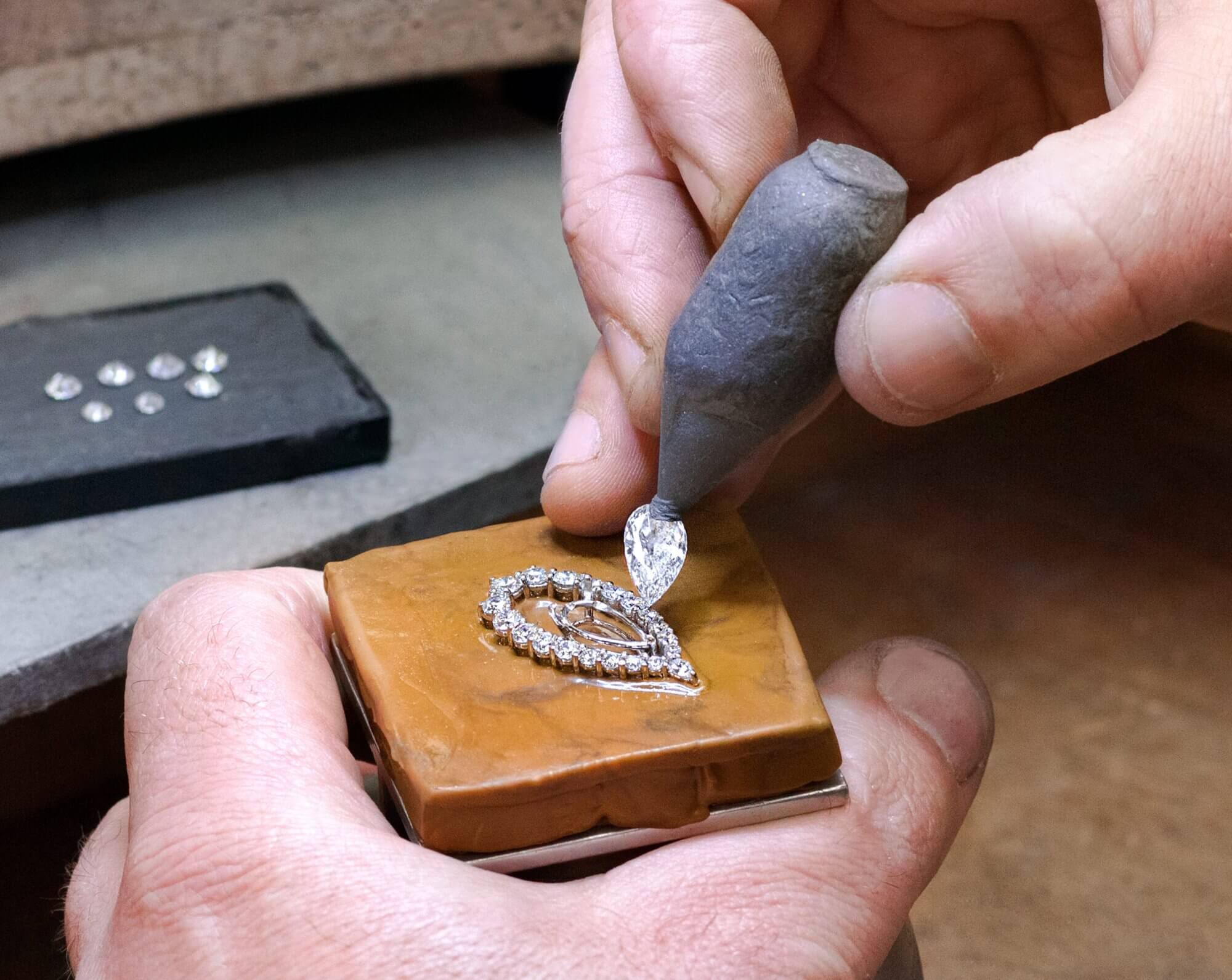 The craftsman jeweller creates the mount in white gold