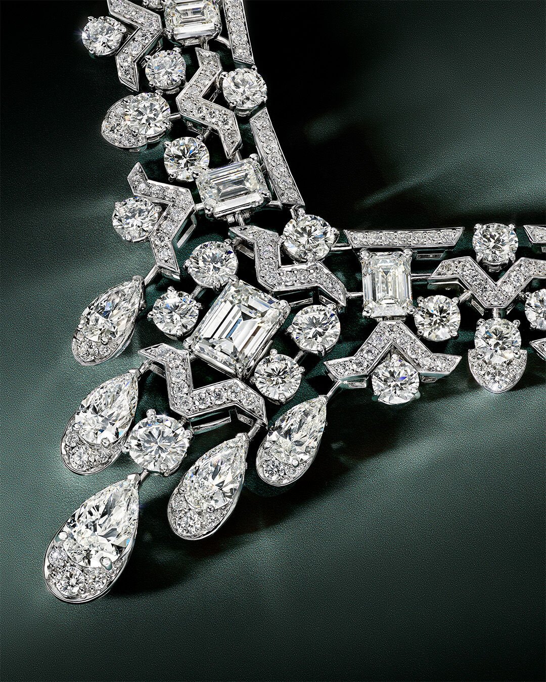 Image show close up of Graff White Diamond high jewellery necklace