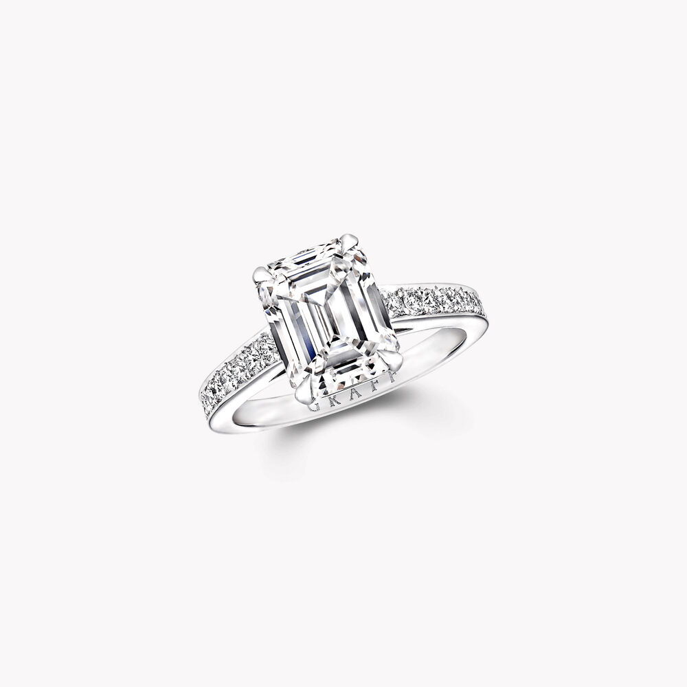 女性に人気の婚約指輪はGRAFFのフレーム エメラルドカット ダイヤモンド エンゲージメント リング