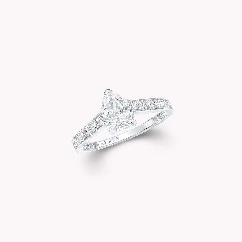 Flame梨形钻石订婚戒指