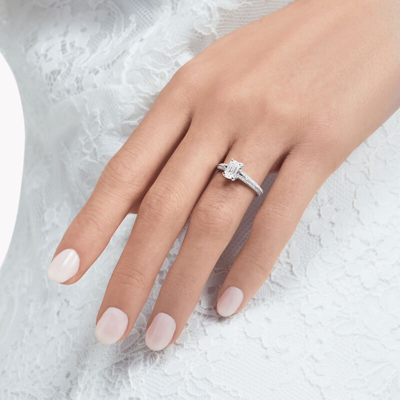 Legacy祖母綠形切割鑽石訂婚戒指