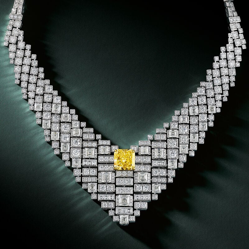 Collier en diamants jaunes taille radiant et diamants blancs ronds et taille &eacute;meraude
