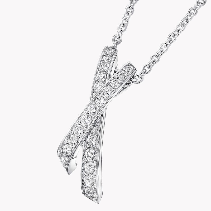 Kiss Pav&eacute; Diamond Pendant