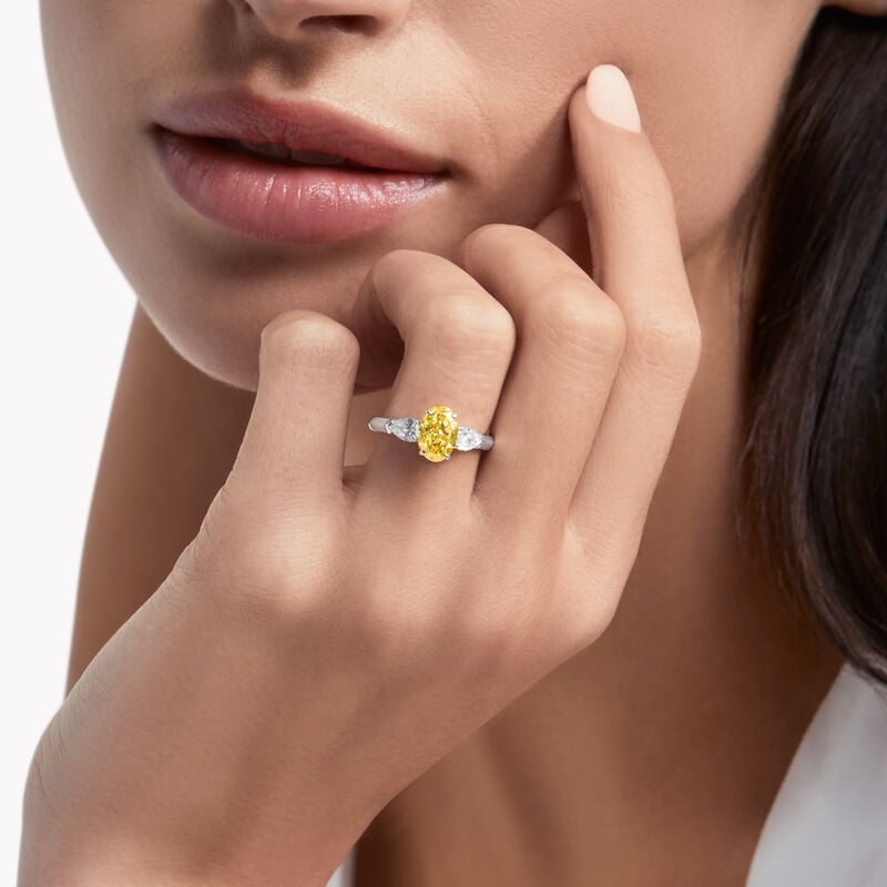 Bague de fiançailles en diamants jaunes de forme ovale Promise