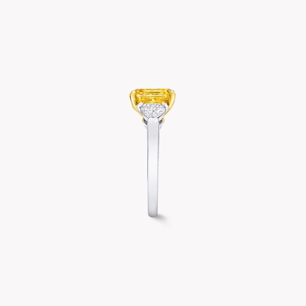 Bague haute joaillerie en diamant jaune taille émeraude, , hi-res