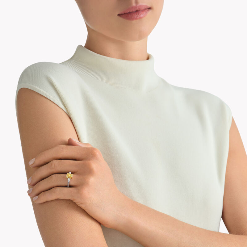 Promise雷地恩形切割黃鑽訂婚戒指