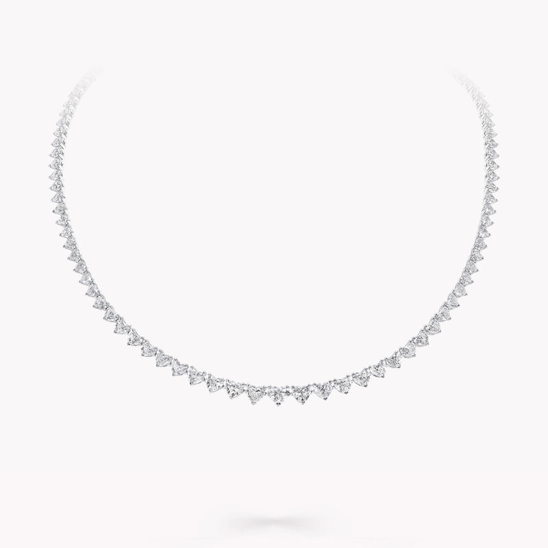 Collier en forme de c&oelig;ur serti de diamants &agrave; lignes d&eacute;grad&eacute;es