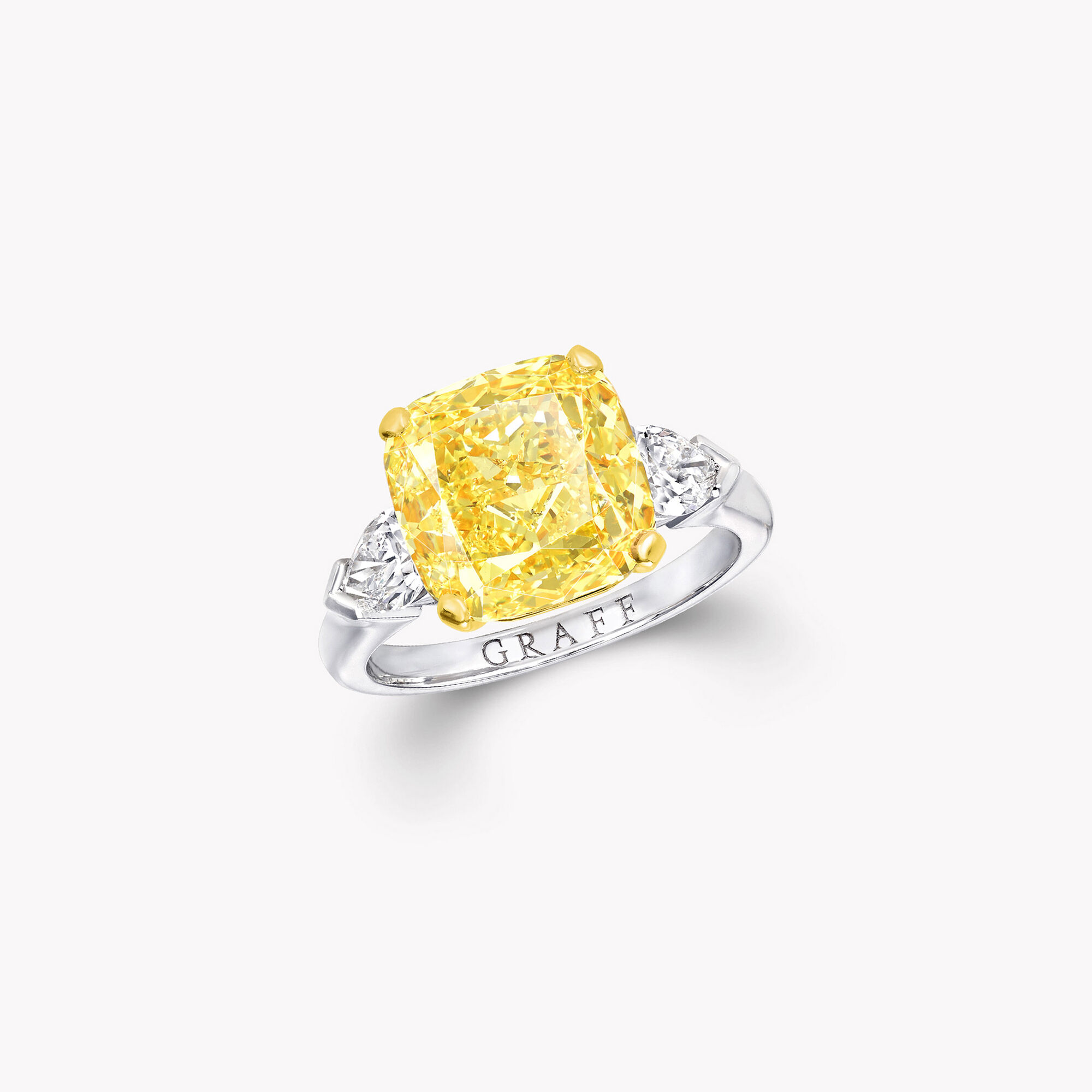 Bague de fiançailles en diamants jaunes taille coussin Promise, platine et  or jaune - Graff, image size:2000x2000