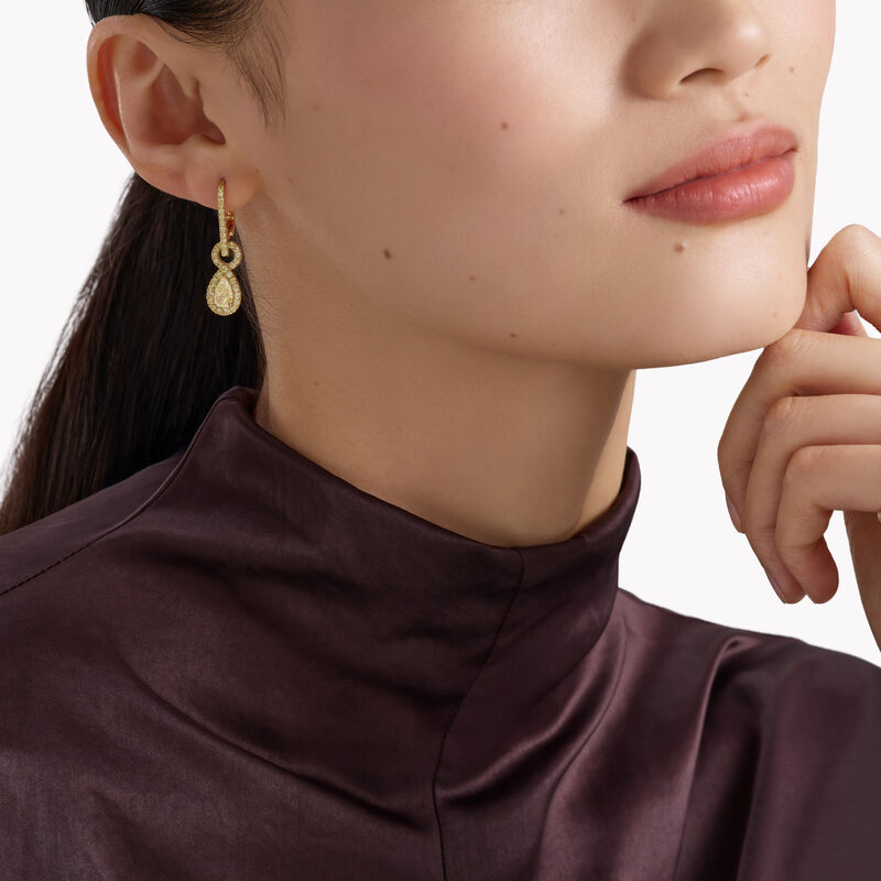 أقراط "آيكون 8" مرصّعة بالألماس بشكل إجاصة