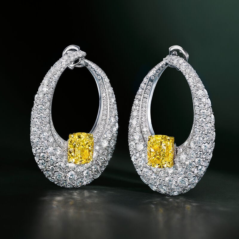 Cr&eacute;oles en diamants jaunes Fancy&nbsp;Intense taille coussin et diamants blancs ronds