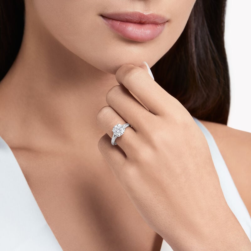 Legacy圓形鑽石訂婚戒指