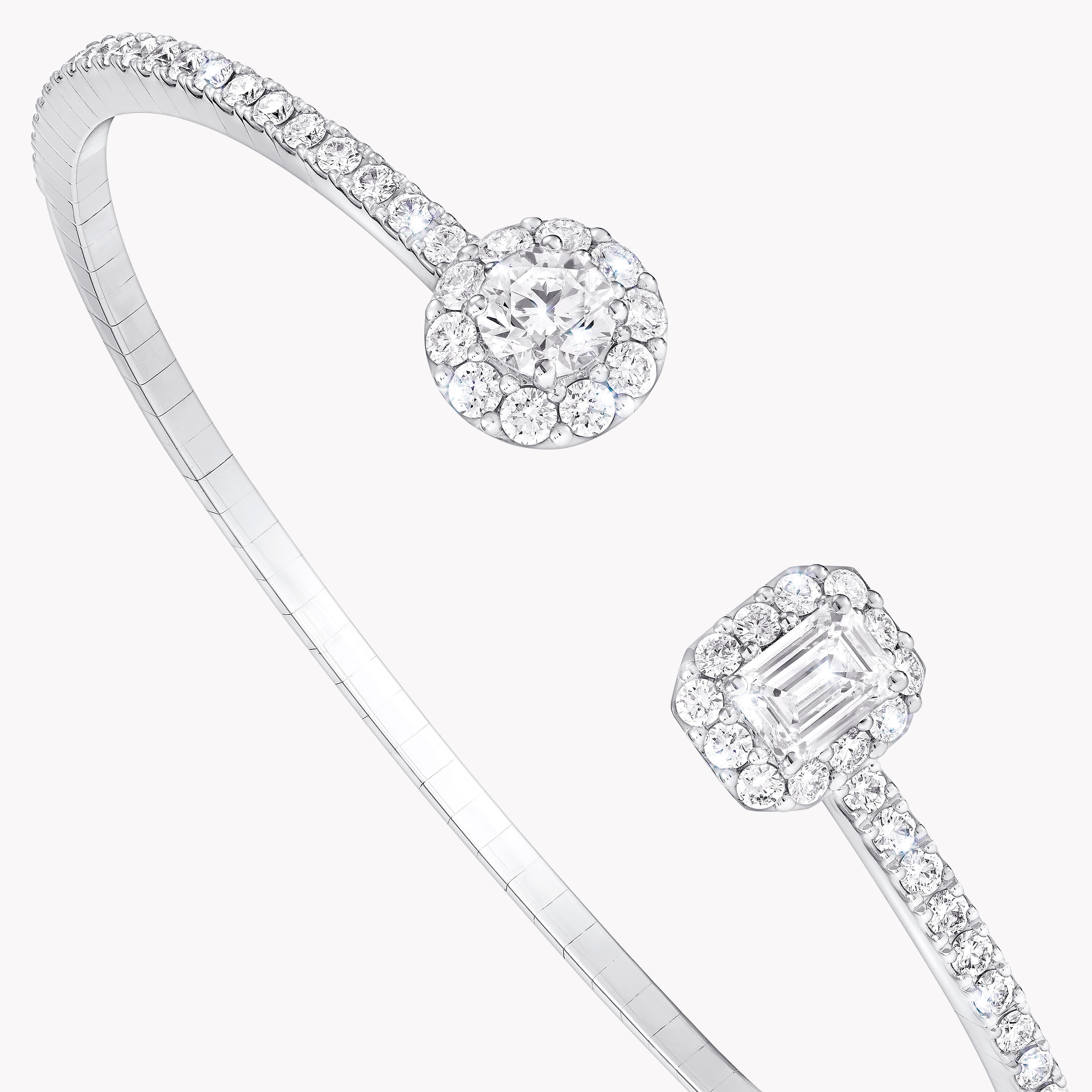 インポート✨エメラルドカット装飾のオープンバングル。ステージアクセサリーにも♪ アイコン ラウンド ＆ エメラルドカット ダイヤモンド オープン