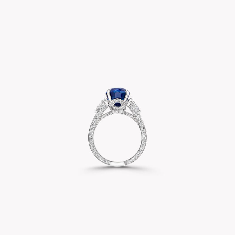 椭圆形蓝宝石戒指