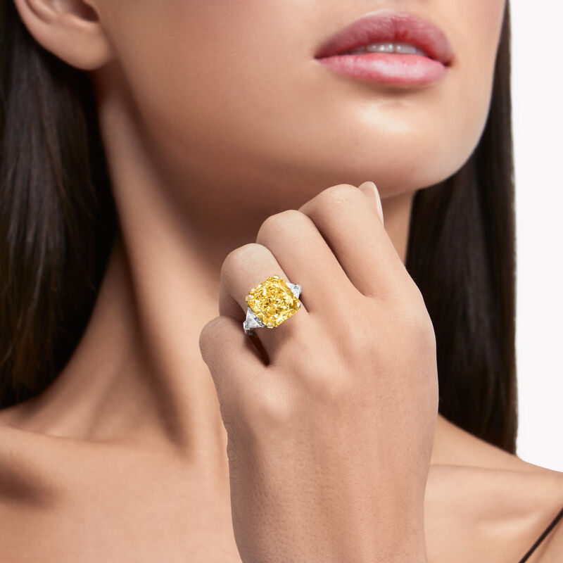 Bague de haute joaillerie en diamants jaunes et blancs taille radiant, , hi-res