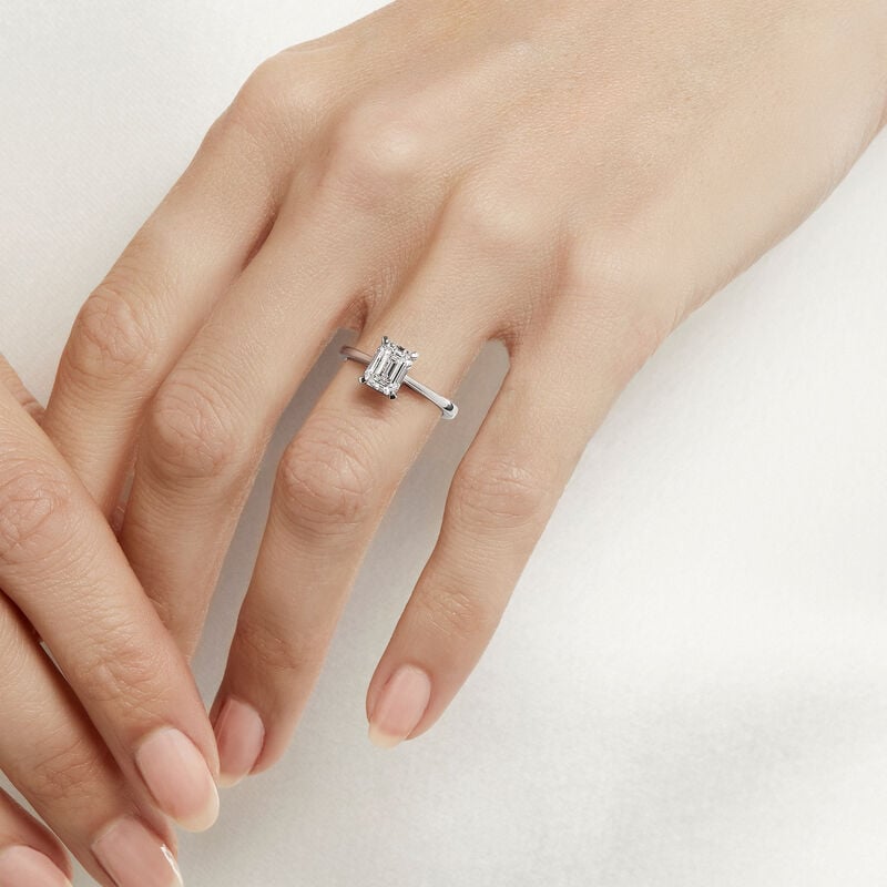 Paragon祖母绿形切割钻石订婚戒指