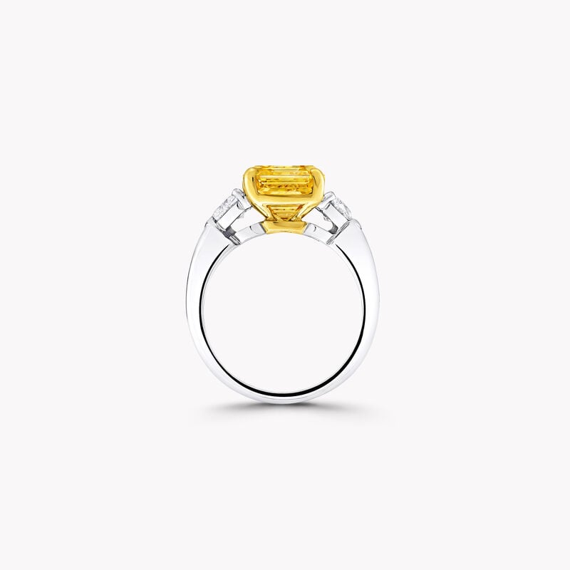 Bague haute joaillerie en diamant jaune taille émeraude