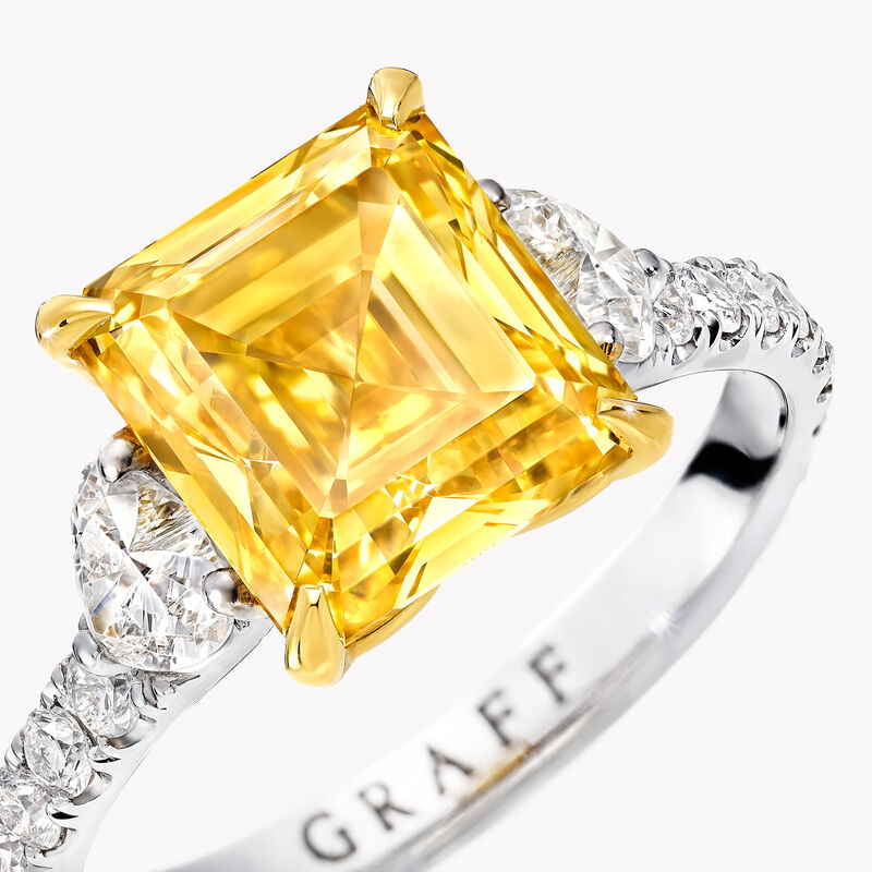 Bague de haute joaillerie en diamants jaunes et blancs taille émeraude