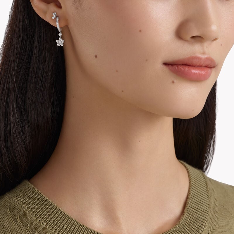 أقراط حلقية مرصعة بالألماس على شكل فراشة وزهرة