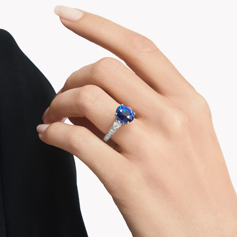 椭圆形蓝宝石戒指