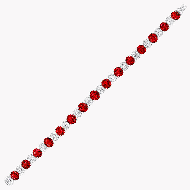 سوار من الياقوت الأحمر والألماس بقَطع بيضاوي
