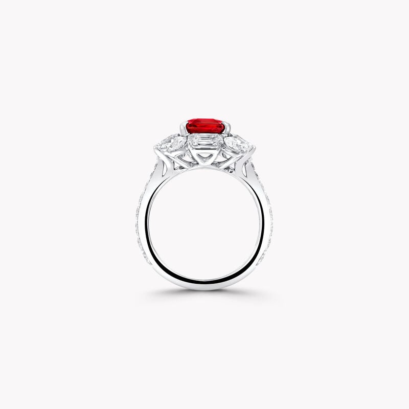 Bague de haute joaillerie orn&eacute;e d&rsquo;un rubis taille &eacute;meraude