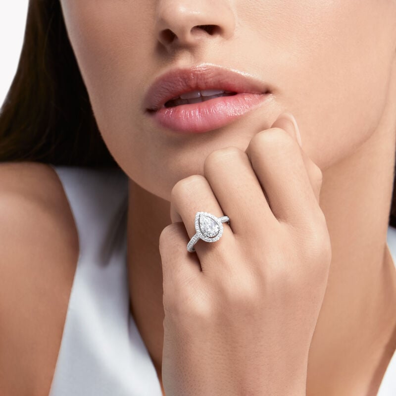 Bague de fian&ccedil;ailles en diamants en forme de poire Constellation