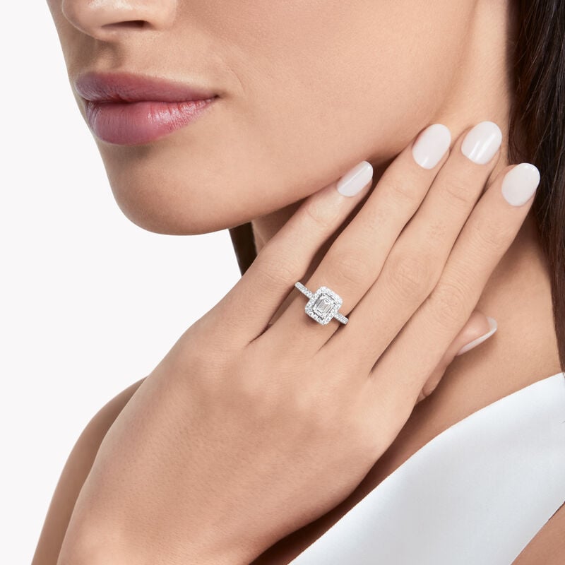 Bague de fian&ccedil;ailles en diamants taille &eacute;meraude Constellation