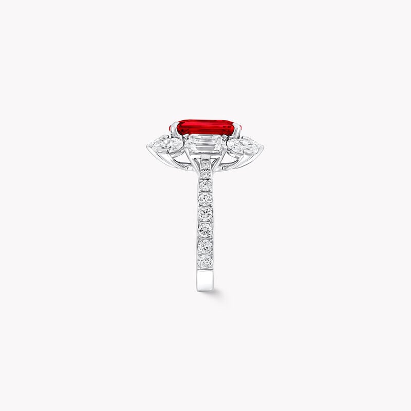 Bague de haute joaillerie orn&eacute;e d&rsquo;un rubis taille &eacute;meraude