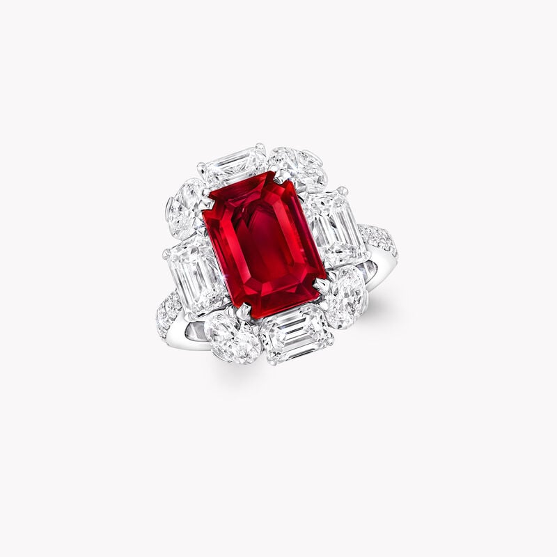 Bague de haute joaillerie orn&eacute;e d&rsquo;un rubis taille &eacute;meraude