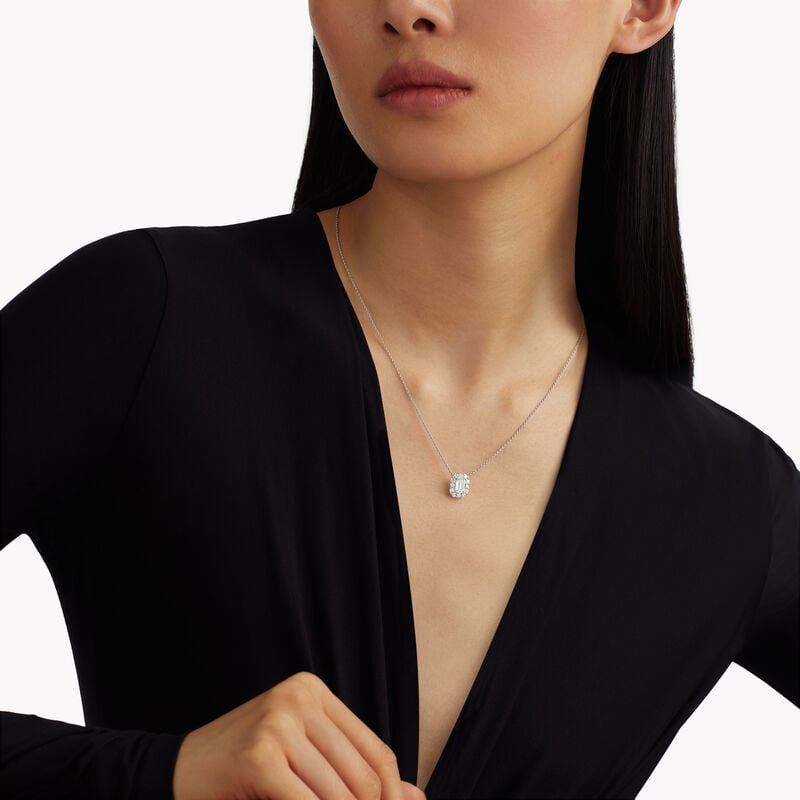 قلادة "آيكون" مرصّعة بالألماس بقَطع الزمرد