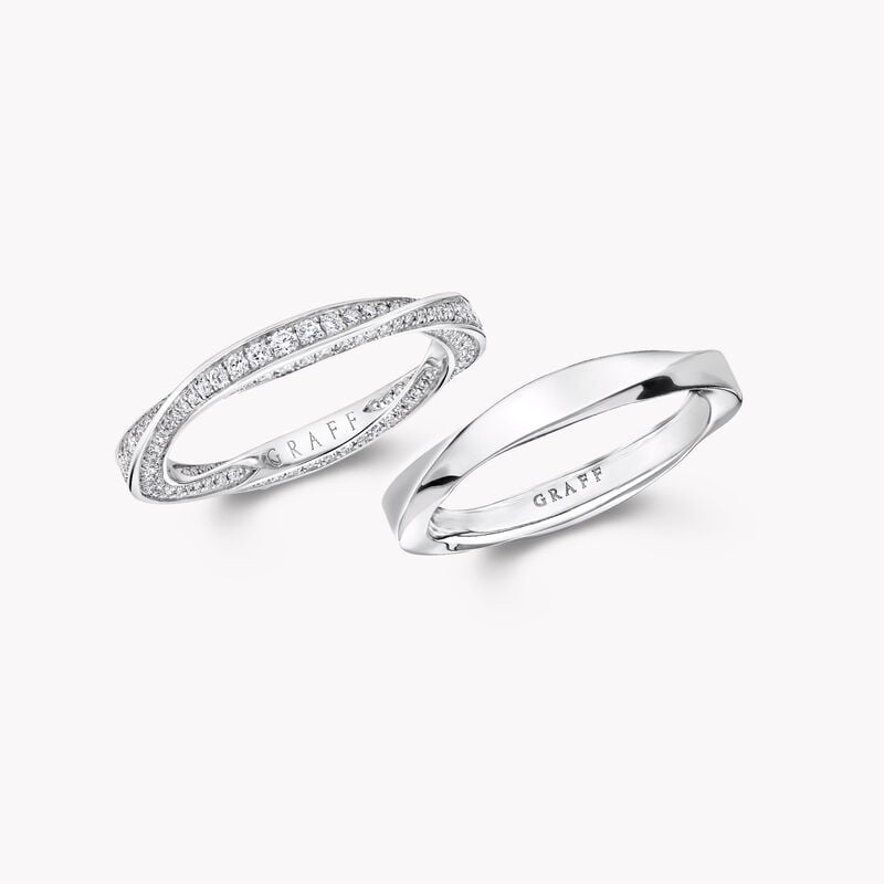 Spiral Pav&eacute; Diamond and Plain Band Set