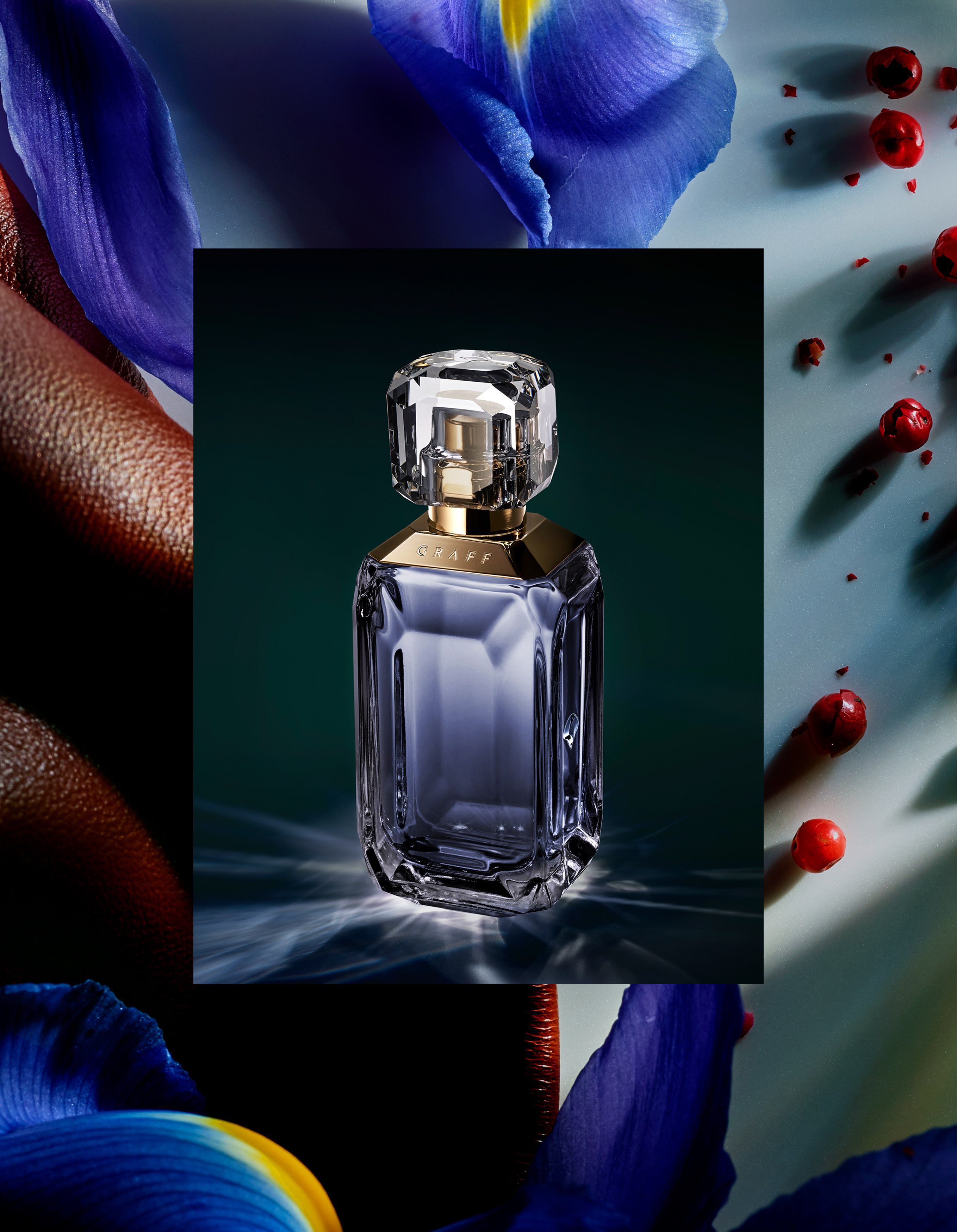 عطر "ليسيدي لا رونا" I مع صورة المكونات في الخلفية