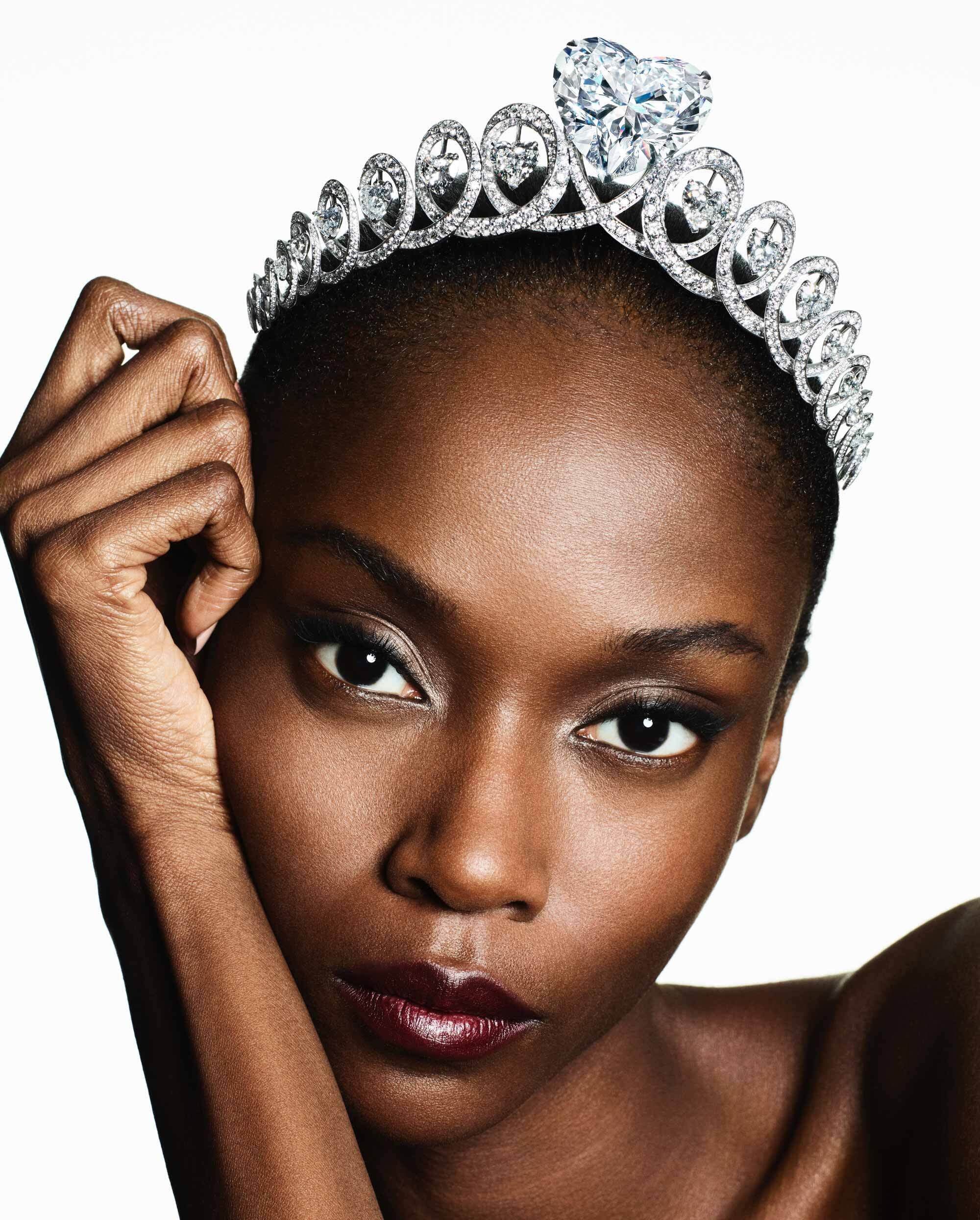 A model wearing the Graff Infinity Diamond tiara 