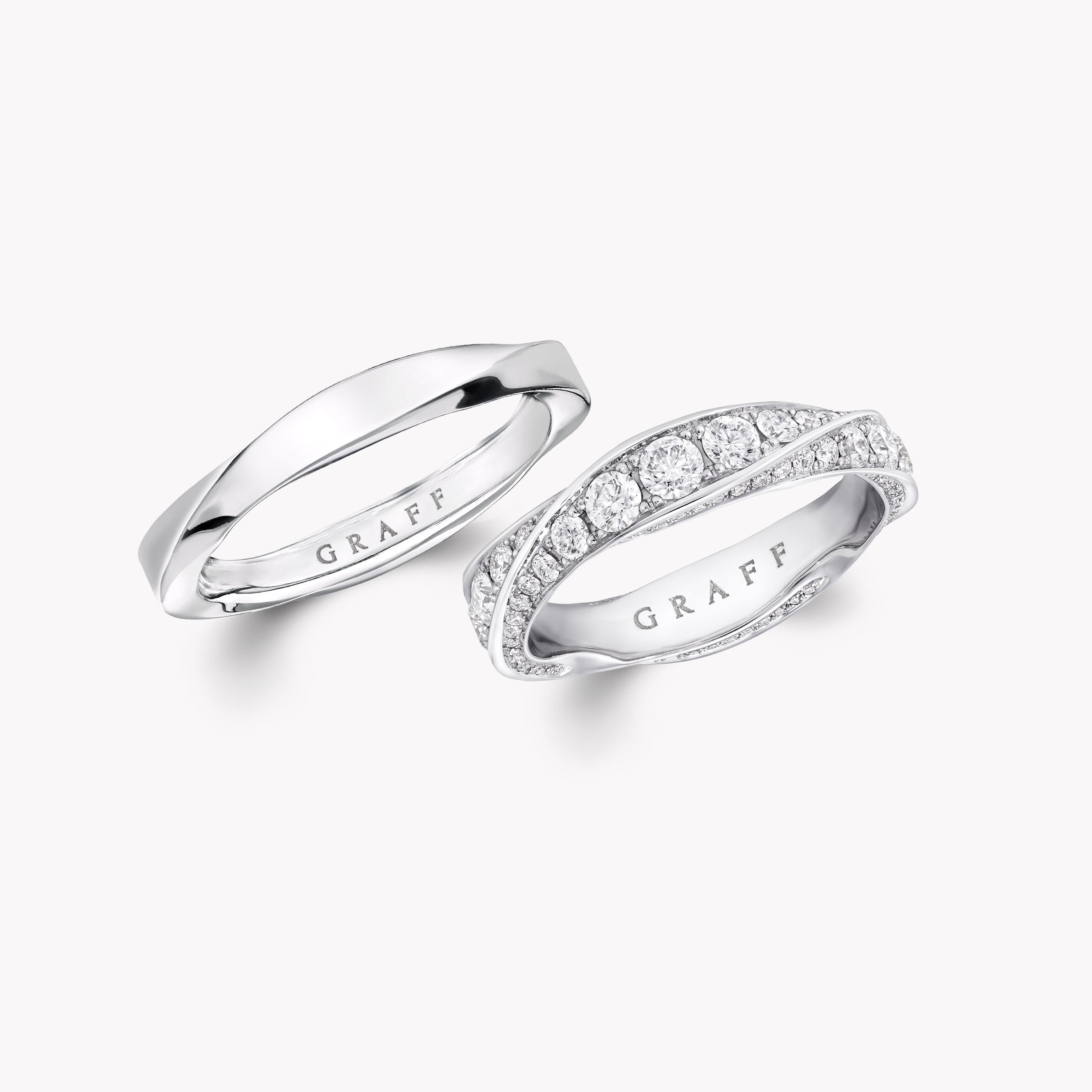 Spiral Pav&eacute; Diamond and Plain Band Set